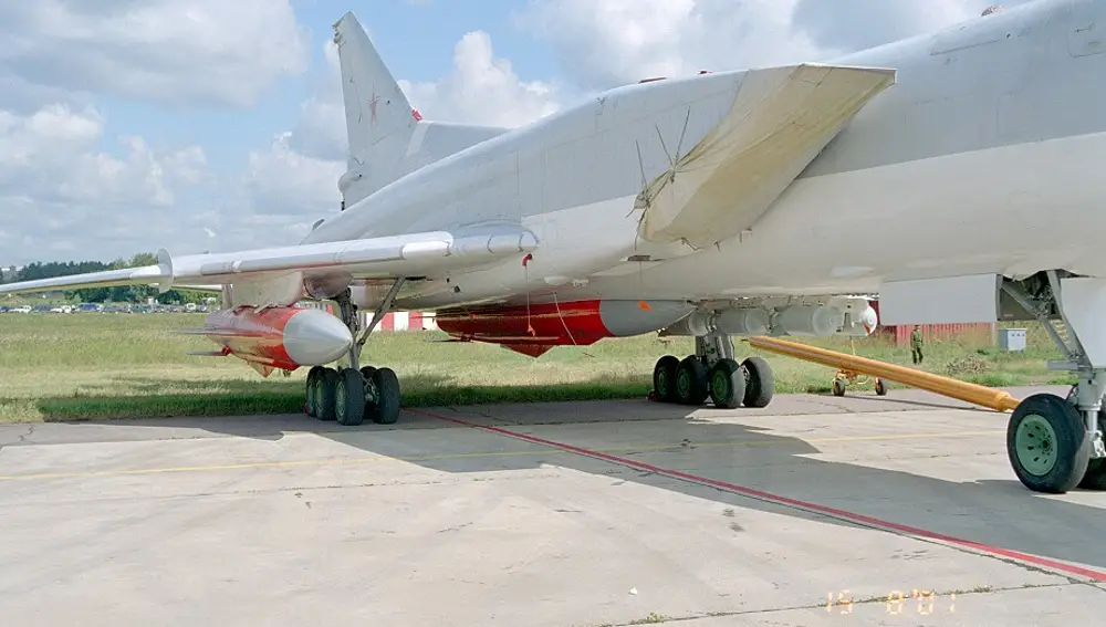 Kh-22 bajo un Tu-22M3.