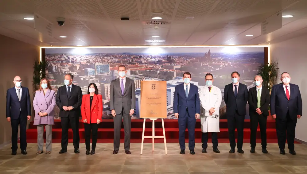 El rey visita el nuevo edificio del Hospital Universitario de Salamanca junto al presidente Fernández Mañueco