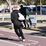 Una persona intenta mantener el equilibrio en una calle de Almería