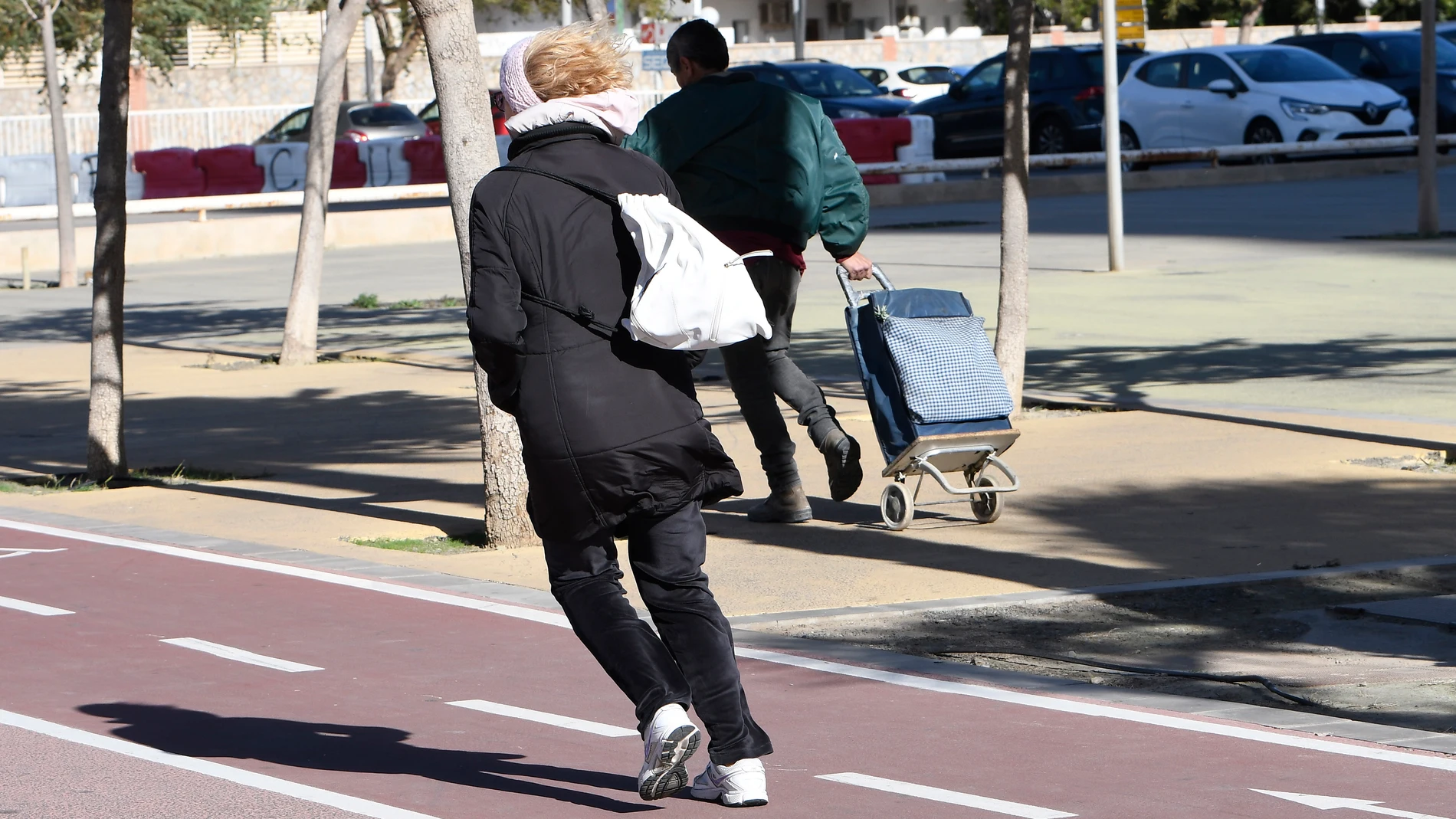 Una persona intenta mantener el equilibrio en una calle de Almería