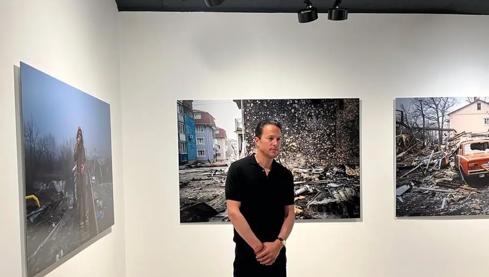 Cary Fukunaga posa junto a sus imágenes durante la presentación de su exposición 'Lyuta Vesna- Lost Spring' en Leica Gallery Madrid.