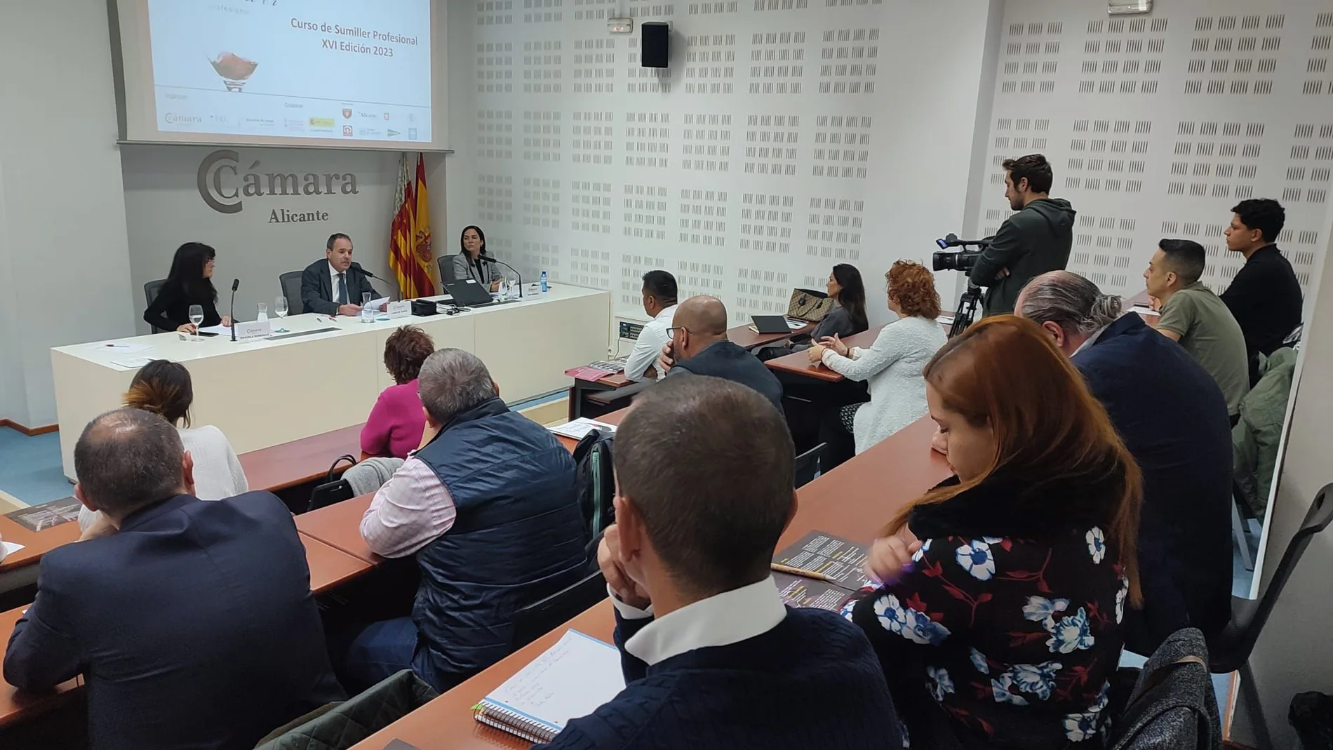 El presidente de la Cámara de Comercio de Alicante, Carlos Baño, durante la presentación de la nueva edición del curso de sumillers