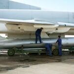 Un Kh-22 montado en un Tu-22M.