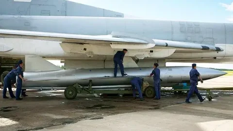 Un Kh-22 montado en un Tu-22M.