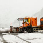 Una quitanieves despeja la nieve acumulada en la calzada, en una intersección en León este martes. El temporal de nieve y frío afecta al norte de la provincia leonesa. EFE/J.Casares