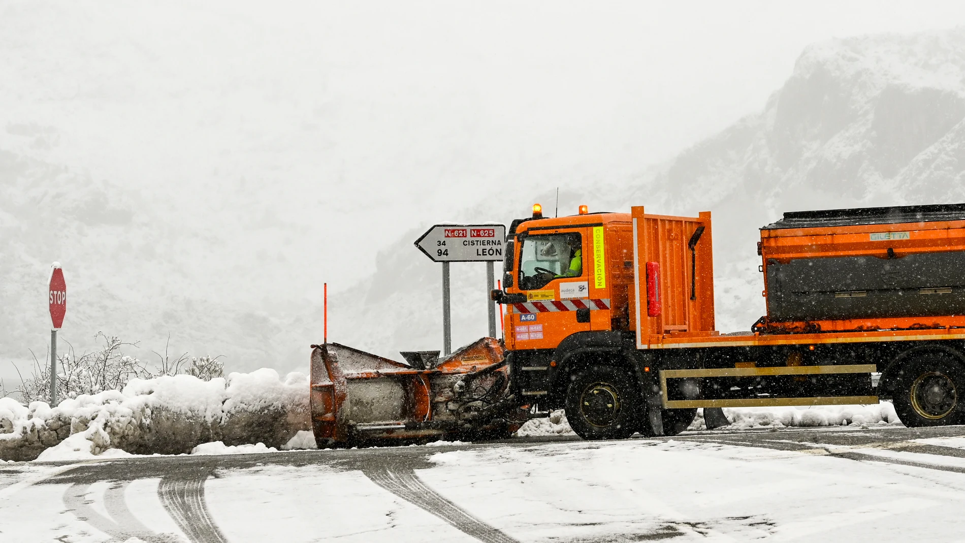 Una quitanieves despeja la nieve acumulada en la calzada, en una intersección en León este martes. El temporal de nieve y frío afecta al norte de la provincia leonesa. EFE/J.Casares