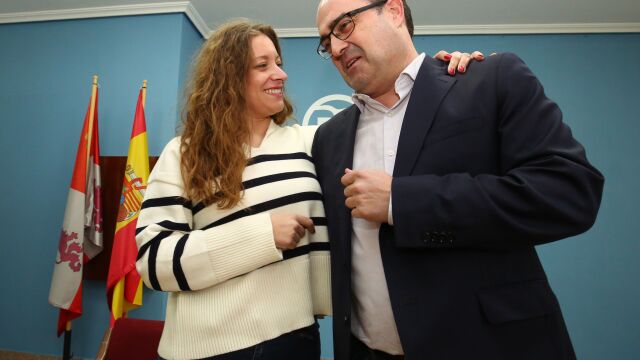 La presidenta del PP de León, Ester Muñoz, junto al candidato a la alcaldía de Ponferrada, Marco Morala