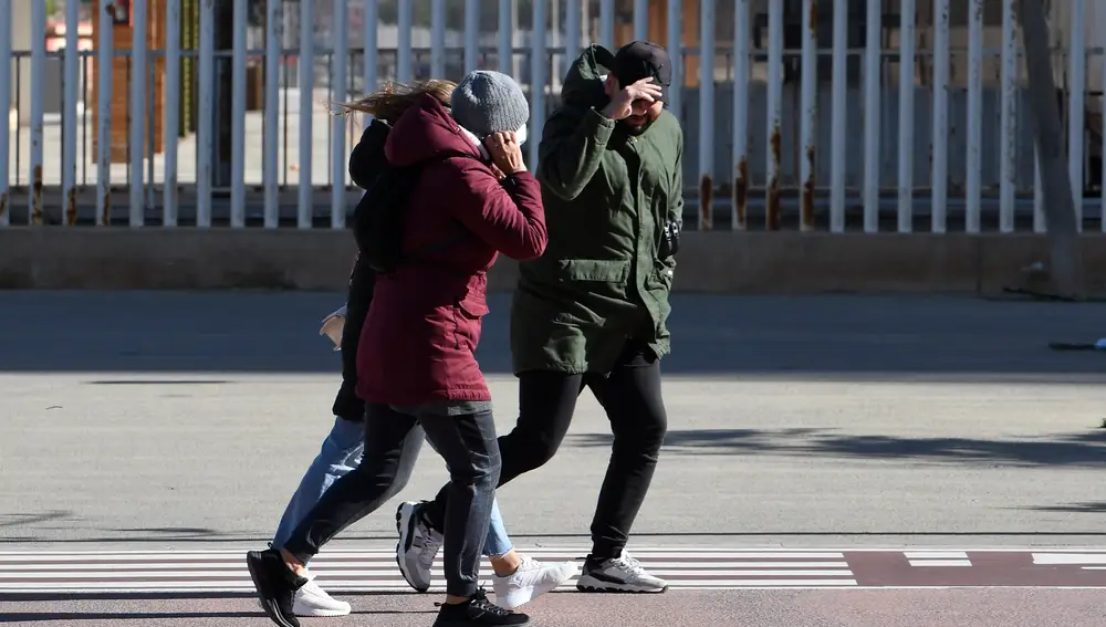 Varias personas intentan mantener el equilibrio en una calle de Almería