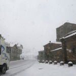 Un camión circula por una carretera nevada en la provincia de León