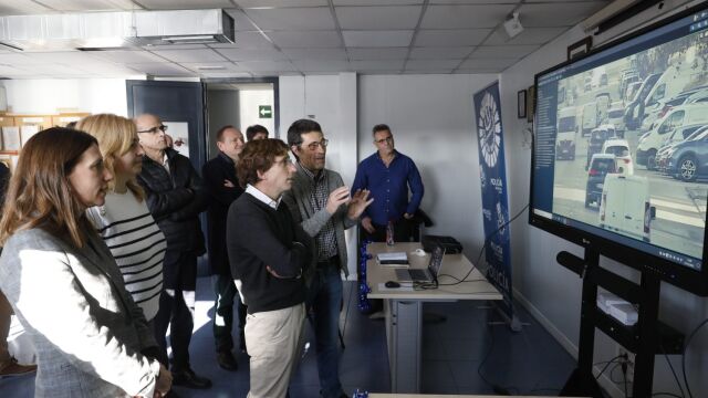 El alcalde, viendo las imágenes transmitidas por las cámaras del polígono Marconi
