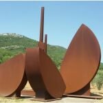 Imagen de una escultura de Miquel Navarro con la cumbre del pico de Tejo al fondo