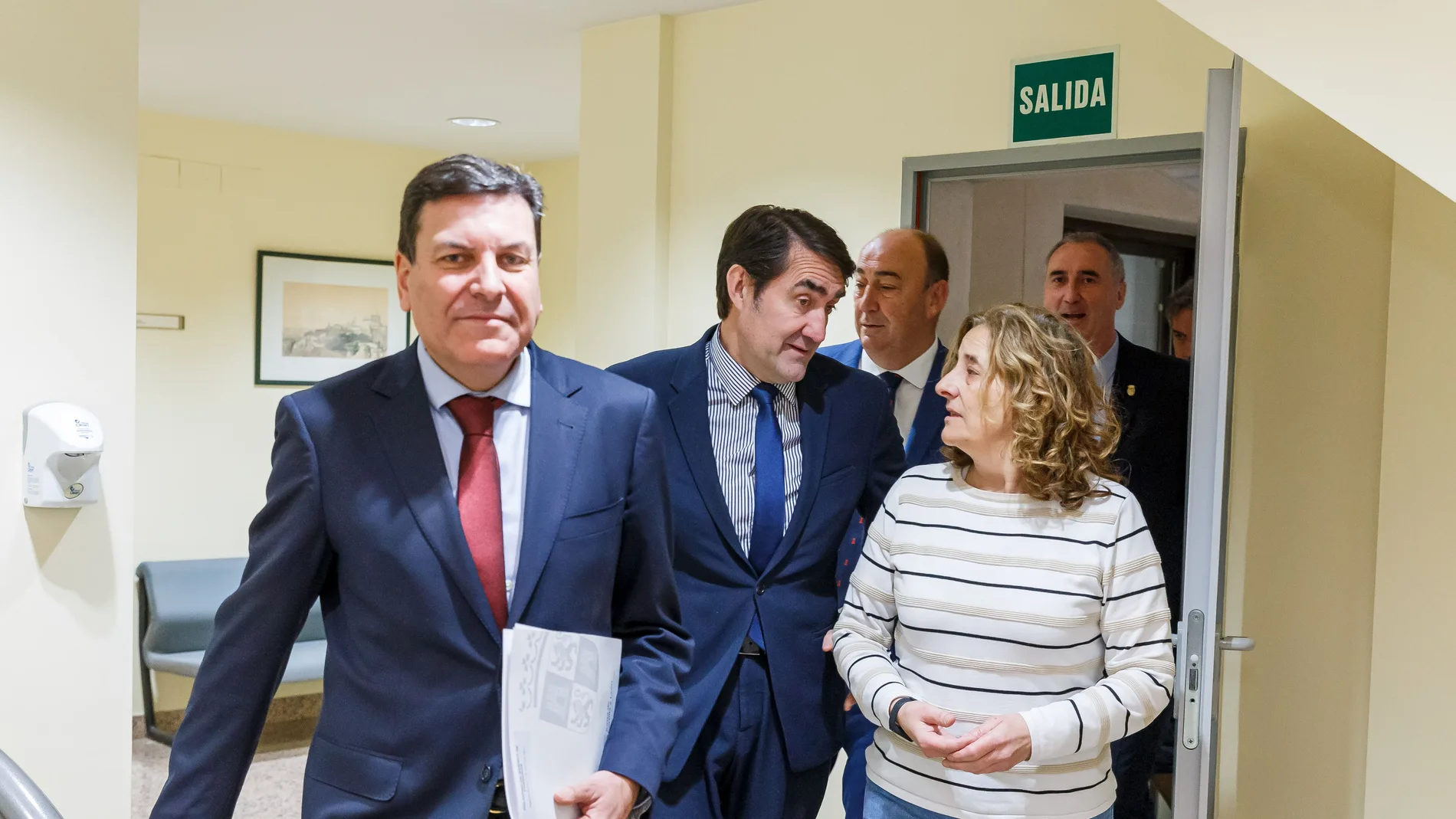 Los consejeros Carlos Fernández Carriedo y Juan Carlos Suárez-Quiñones junto a la alcaldesa de Bernuy de Porreros, Yolanda Benito, antes de firmar el acuerdo