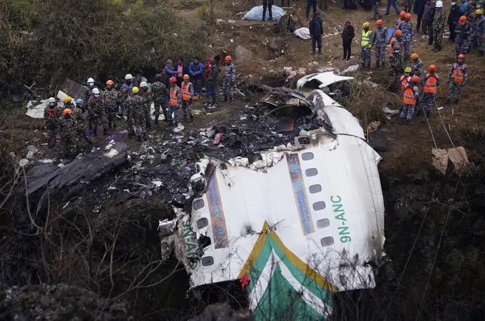 La tragedia persigue a la copiloto del avión que se estrelló en Nepal hace una semana