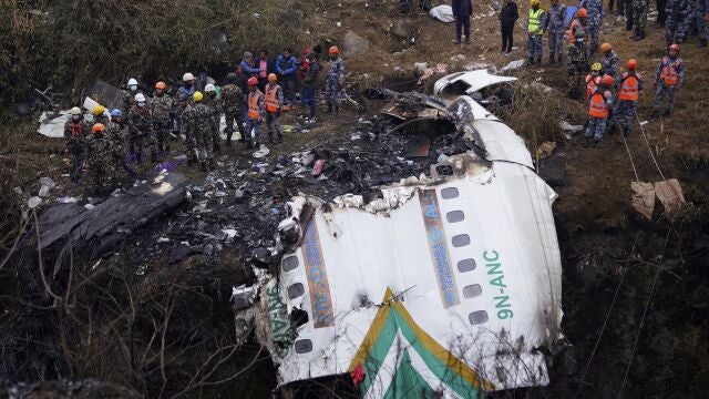 Los restos del avión siniestrado el día 16 de enero en Pokhara (Nepal)