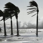 Una persona pasea por la playa de El Zapillo, en Almería ,durante el temporal de viento que azota la provincia