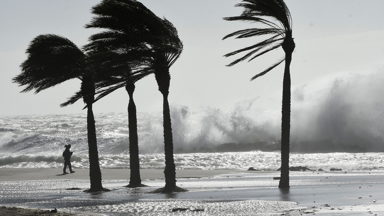 Olas de tres metros y vientos de hasta 60 km/h en el litoral andaluz