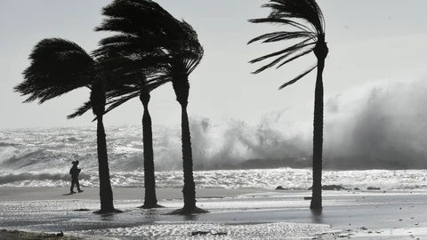 Una persona pasea por la playa de El Zapillo, en Almería ,durante el temporal de viento que azota la provincia