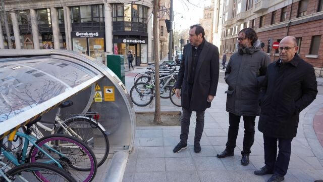 El alcalde de Valladolid, Óscar Puente, visita Parkibici, junto al concejal de Movilidad y Espacio Urbano, Luis Vélez