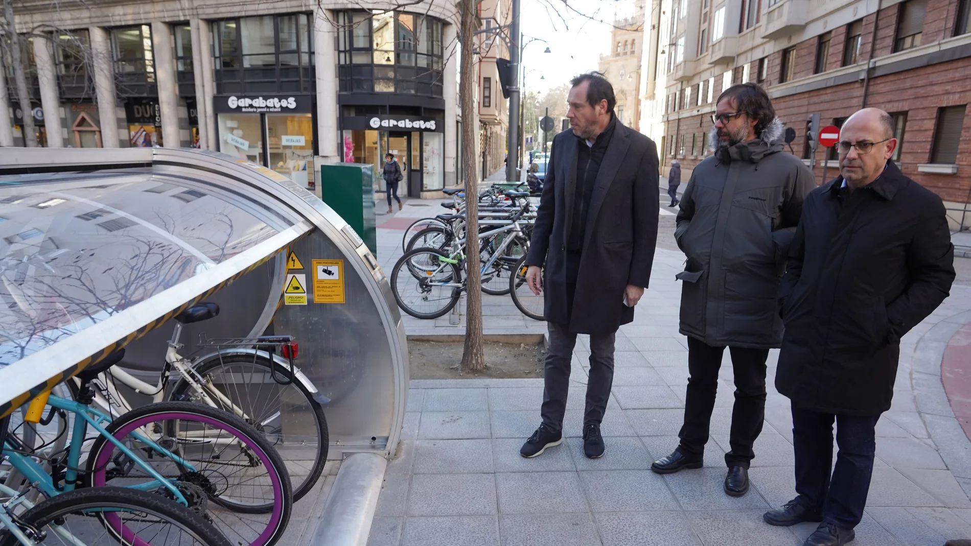 El alcalde de Valladolid, Óscar Puente, visita Parkibici, junto al concejal de Movilidad y Espacio Urbano, Luis Vélez