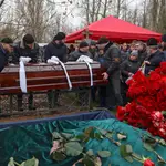 Varios ucranianos asisten a una ceremonia fúnebre por Mykhailo Korenovsky, entrenador de boxeo que murió en un bombardeo en Dnipro