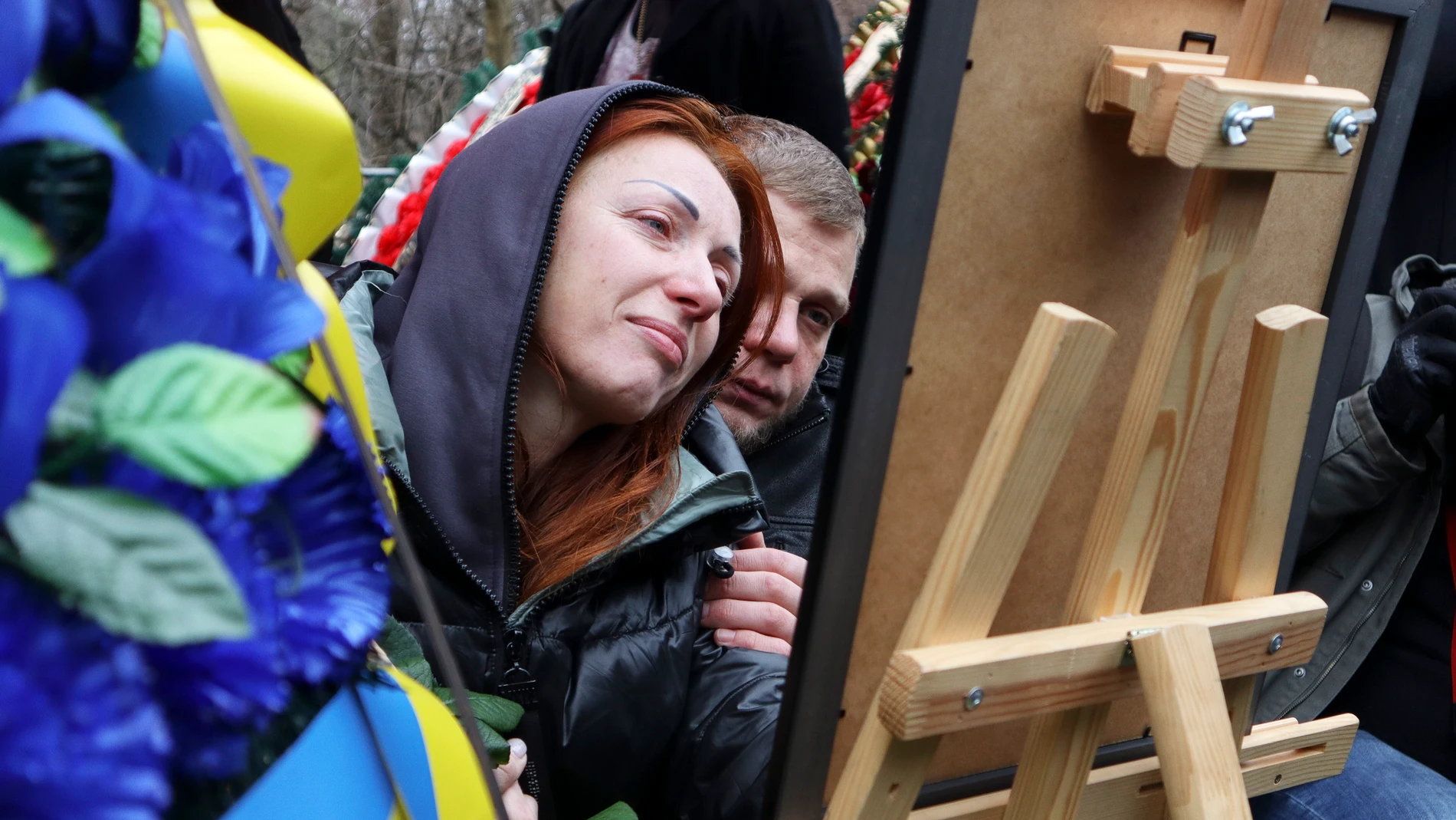 Familiares y amigos reaccionan durante una ceremonia fúnebre por Mykhailo Korenovsky, un entrenador de boxeo que murió en un bombardeo en Dnipro