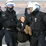La Policía carga con Greta Thunberg