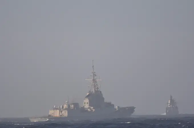 Dos buques de guerra españoles y un avión del Ejército vigilan de cerca a una fragata rusa 