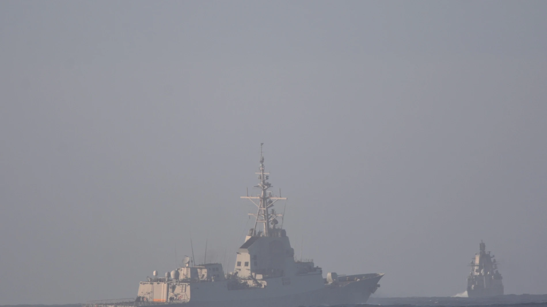 La fragata "Méndez Núñez" navega tras el buque ruso "Admiral Gorshkov"