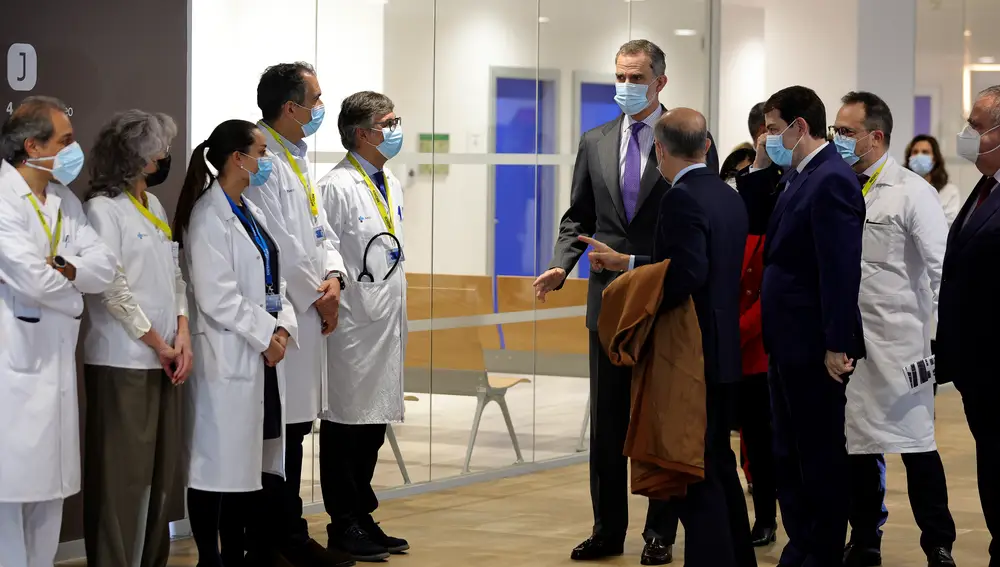 El Rey Felipe VI (c) visita el hospital de Salamanca tras la puesta en marcha recientemente del nuevo edificio del Hospital Universitario, donde estará acompañado por el presidente de la Junta de Castilla y León, Alfonso Fernández Mañueco (3d), y la ministra de Sanidad, Carolina Darías.