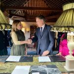El alcalde de Salamanca, Carlos García Carbayo, y la secretaria de Turismo del Estado de Nuevo León, Maricarmen Martínez, firman un acuerdo para estrechar vínculos de colaboración y propiciar oportunidades en la promoción turística, social, educativa, cultural y medioambiental