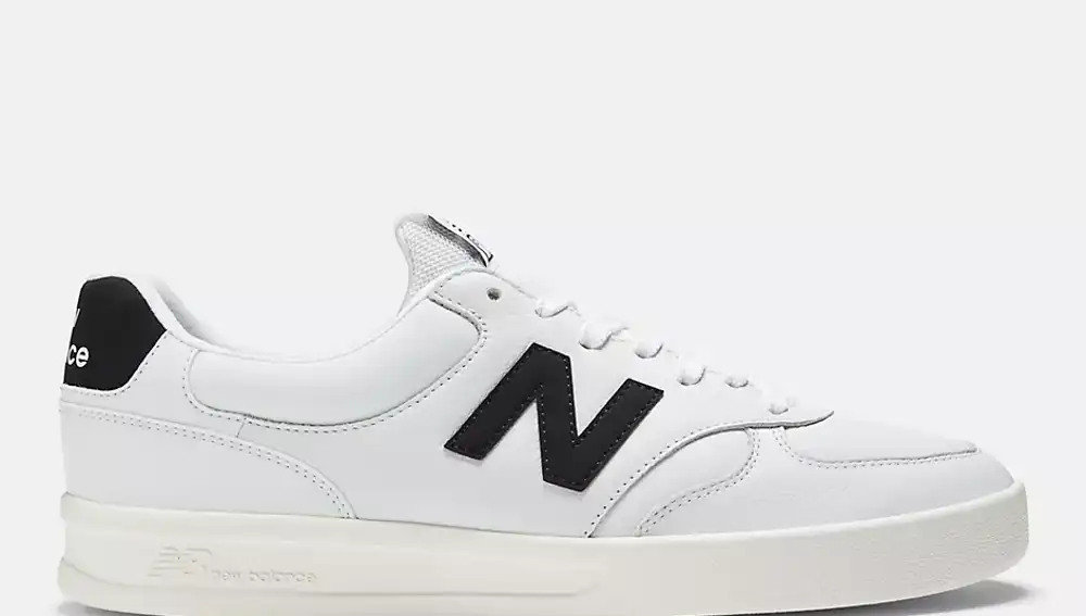 Zapatillas blancas con detalles en negro, de New Balance