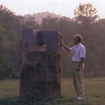 Chillida junto a "Lo profundo es el aire-Estela IX" 