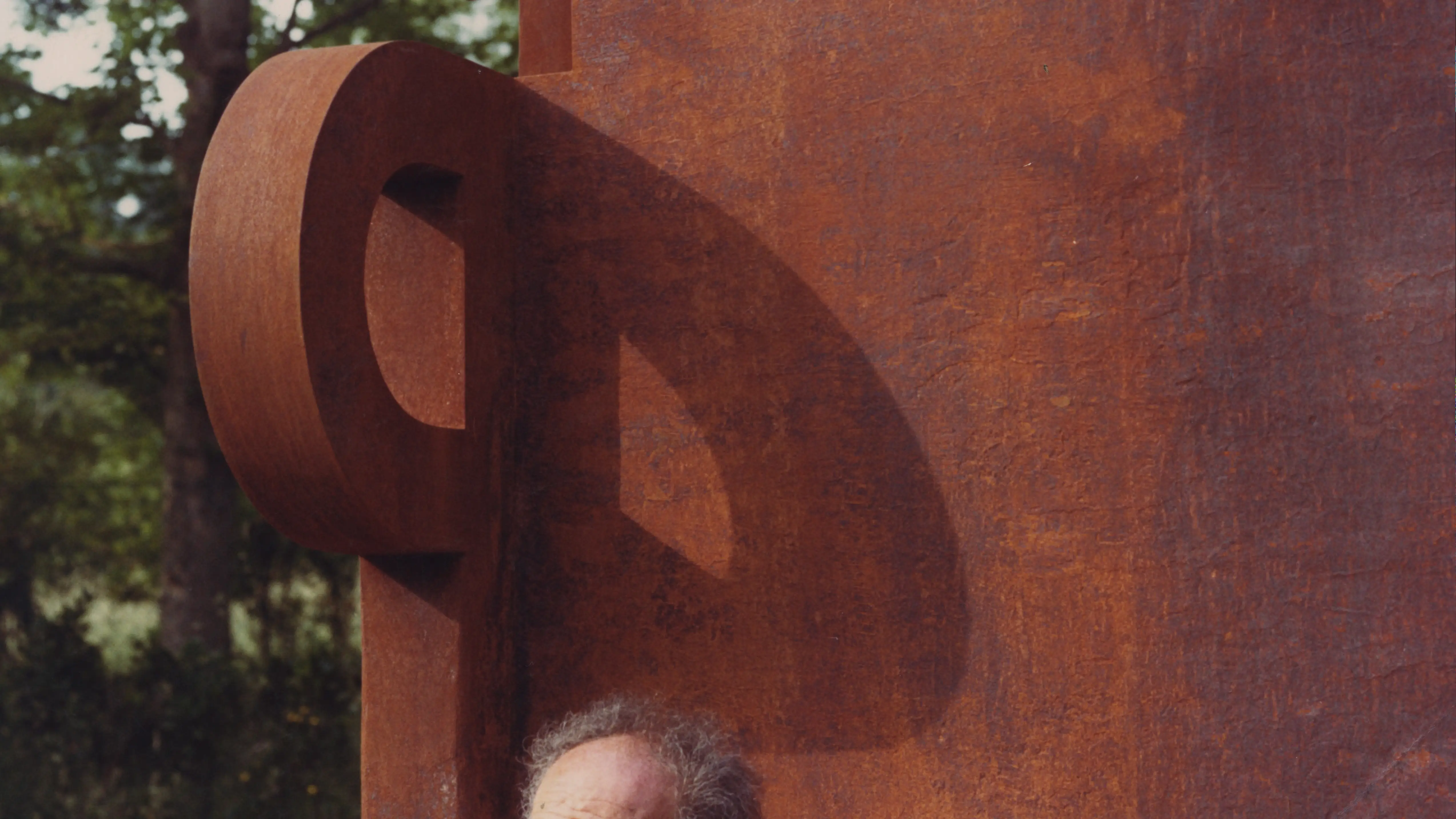Eduardo Chillida con "Topos V" en Zabalaga