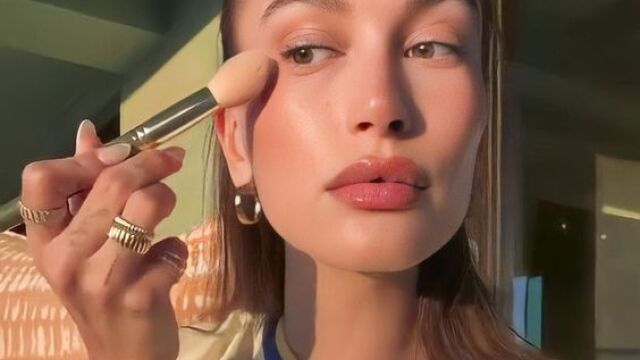 Te enseñamos cómo se maquillan Hailey Bieber y Kendall Jenner