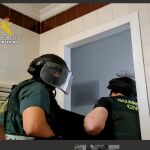 Agentes de la Guardia Civil durante la intervención para detener al hombre que había amenazado a su mujer con una catana