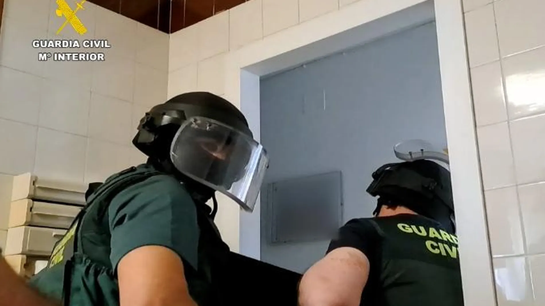 Agentes de la Guardia Civil durante la intervención para detener al hombre que había amenazado a su mujer con una catana