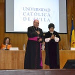 Gil Tamayo junto a la rectora de la UCAV, María del Rosario Sáez Yugüero