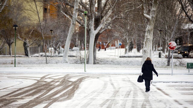 Una mujer camina por la nieve en Burgos, durante la fuerte nevada que cayó hace diez días
