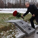 Putin hace una ofrenda floral a los soldados caídos en la Segunda Guerra Mundial