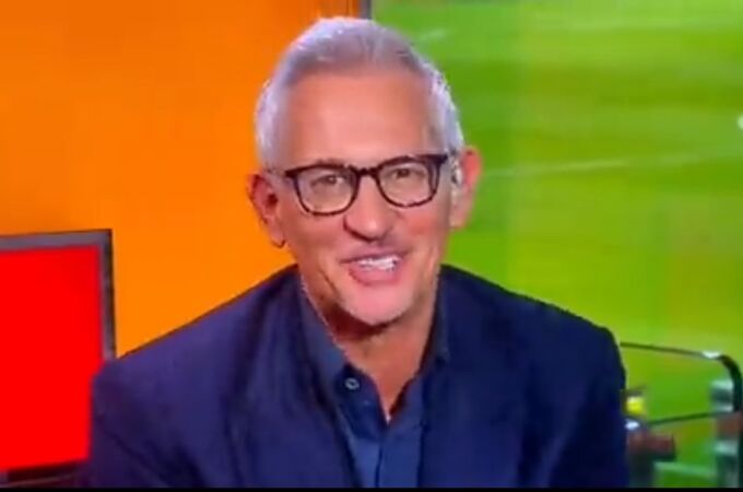 Gary Lineker intenta contener la risa en directo