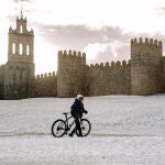 Exterior de la muralla en la ciudad de Ávila cubierta por la nieve caída durante la madrugada de este miércoles. La borrasca Fien continúa este miércoles dejando a prácticamente toda España con avisos por nevadas.