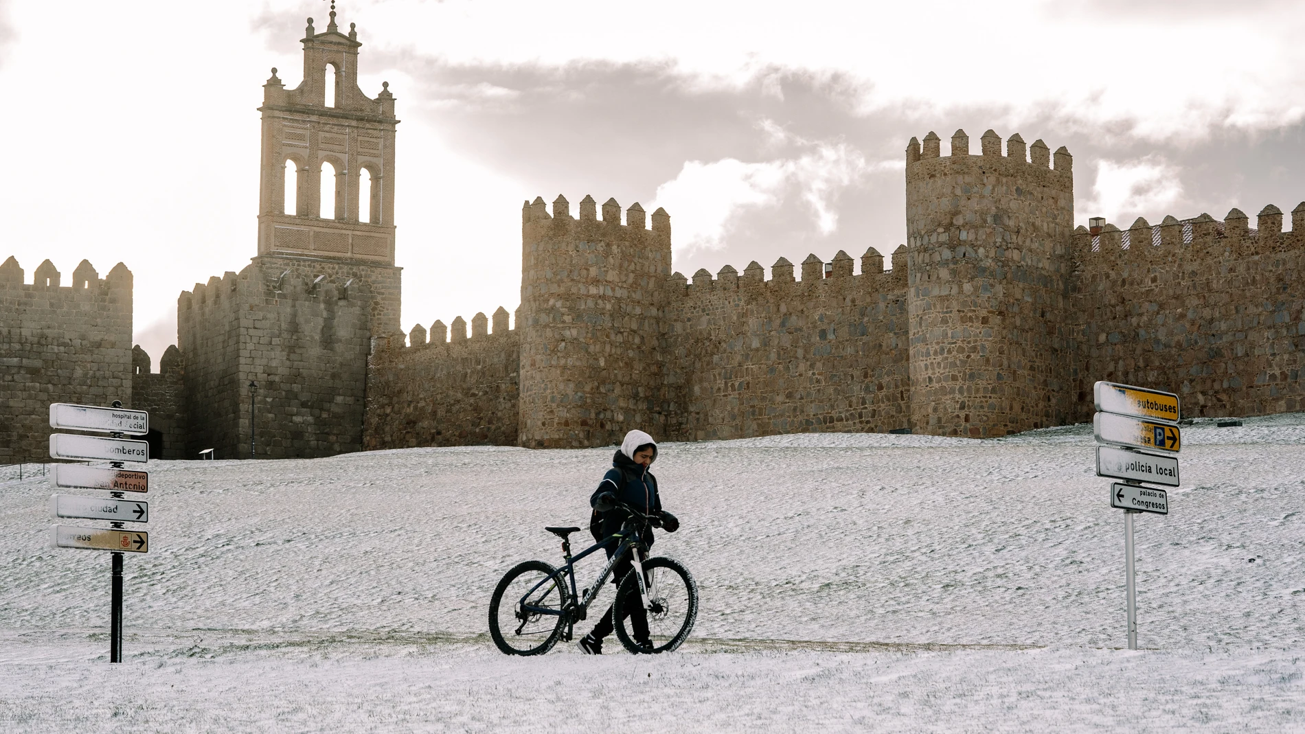 Exterior de la muralla en la ciudad de Ávila cubierta por la nieve caída durante la madrugada de este miércoles. La borrasca Fien continúa este miércoles dejando a prácticamente toda España con avisos por nevadas.