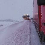Camiones en la carretera con nieve en Cantabria