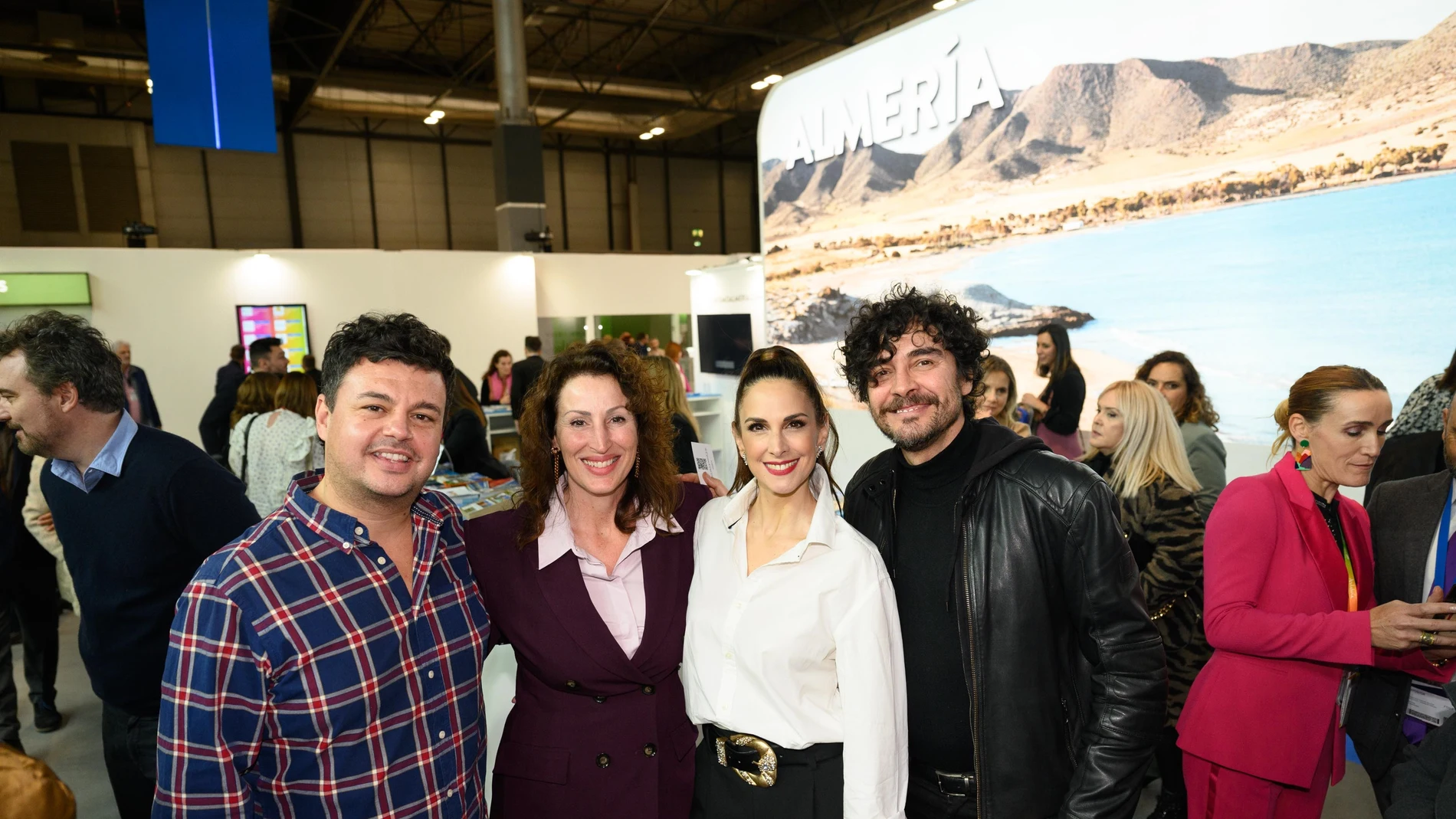 La alcaldesa de Almería junto a varios intérpretes en Fitur