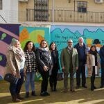 Representantes de las diferentes entidades colaboradoras posan en un colegio de Torreblanca con un alto índice de absentismo