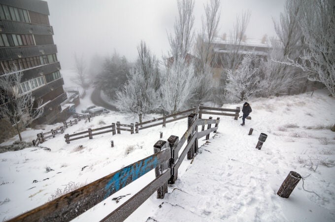 La estación andaluza de Sierra Nevada ha recibido la mayor nevada de esta temporada y suma unos 15 centímetros de espesor, algo más en las zonas altas, que servirán para incrementar la oferta esquiable