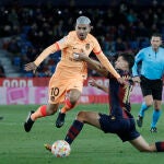 Ángel Correa regatea a Álex Muñoz en el Levante - Atlético de Copa