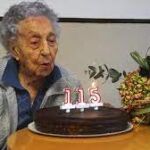 Maria Brianyas soplando las velas por su 115 cumpleaños