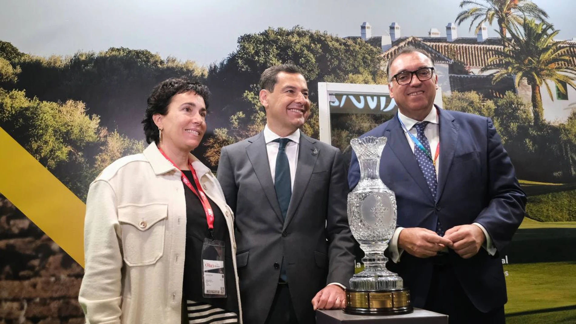 El presidente de la Junta de Andalucía, Juan Manuel Moreno Bonilla, posa junto a la copa de cristal de la Solheim Cup 2023
