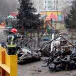 Los servicios de rescate retiran los restos del helicóptero en el lugar de un accidente de helicóptero en Brovary, cerca de Kiev